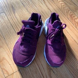 Nike maroon air sneakers